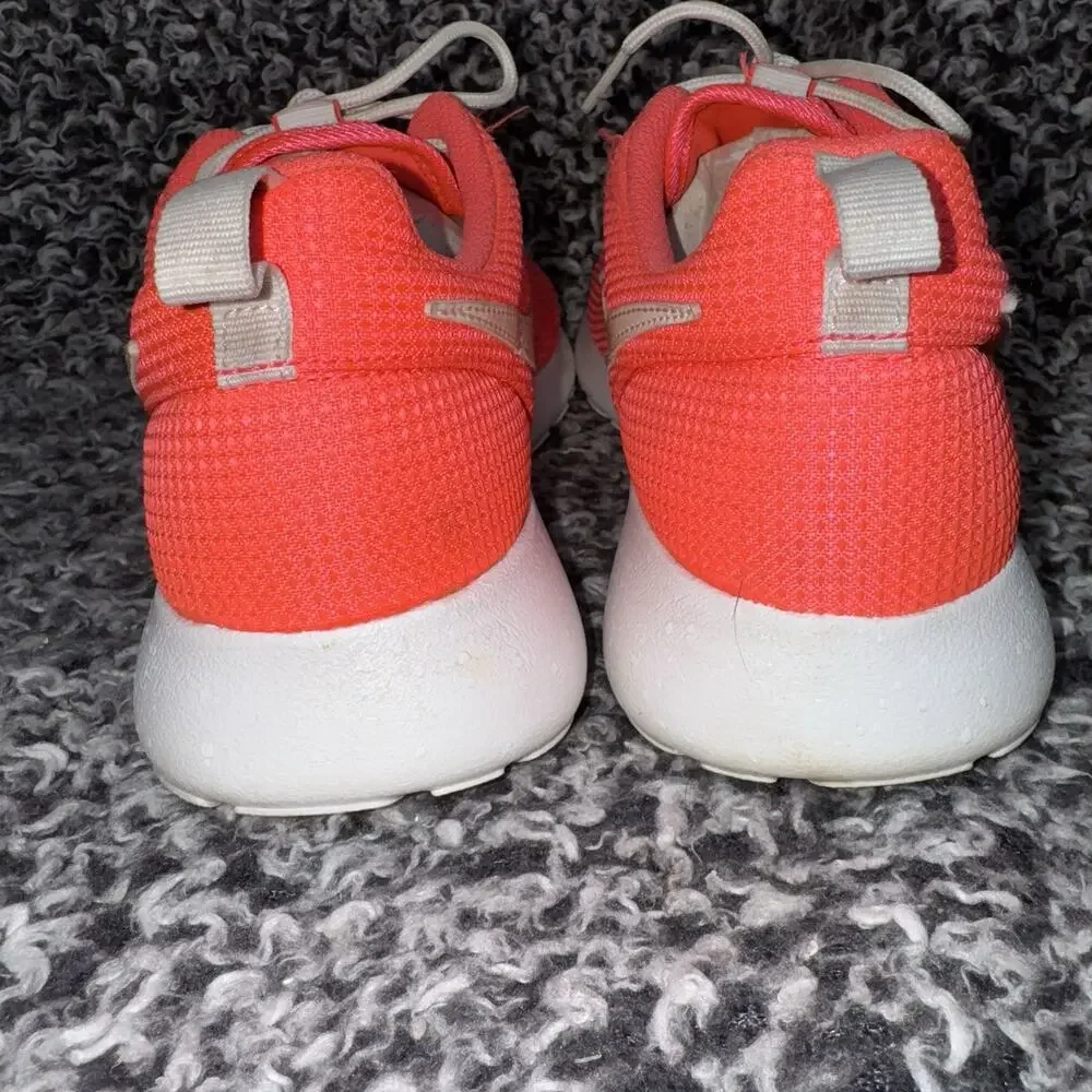 Nike Women's Roshe One Sneakers, Pink/Stardust/White, 7y Medium US - Picture 2 of 6